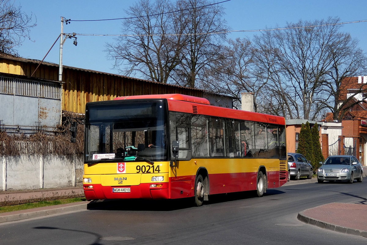 90214
MAN jedzie w obsĹudze kursu â5584â linii numer 10 w relacji Grodzisk Maz. Szpital (14:30)-KsiÄĹźenice Marylskiego (15:12). 
Słowa kluczowe: DziwadĹo