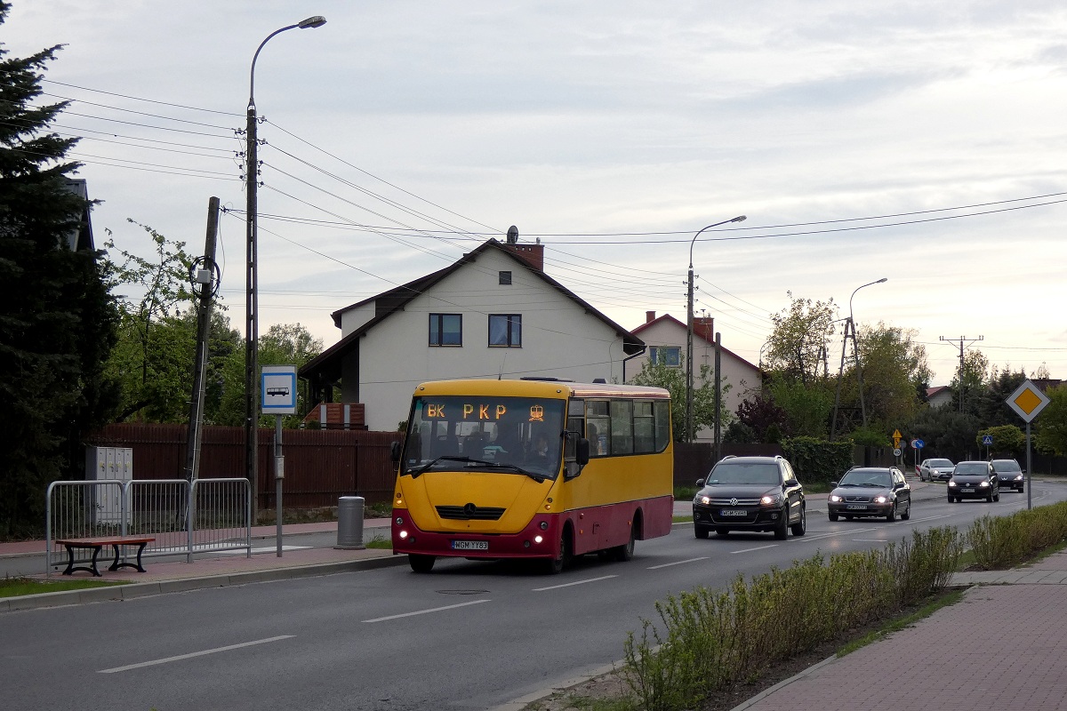 70108
Solina jedzie w obsĹudze kursu â5463â linii przyspieszonej BK w relacji Grodzisk Maz. Dw. PKP (18:05)-Grodzisk Maz. Dw. PKP (18:23) p. Grodzisk Maz. Os. Teligi (18:14). 
ByĹ to pierwszy raz w historii tej linii gdzie jedna z brygad zostaĹa zdegradowana na wĂłz klasy MIDI. 
Słowa kluczowe: DziwadĹo