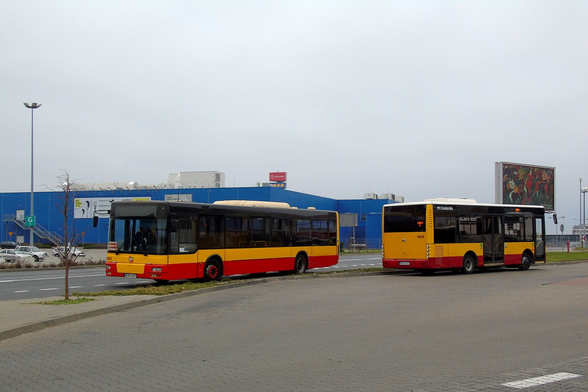 30012
SAM i ZAZ (90220) stojÄ w trakcie przerwy w wykonywaniu kursĂłw na linii Z-2. 
Obydwa pojazdy reprezentujÄ najnowszy schemat malowania WTP jednak rĂłĹźnice w kolorach sÄ widoczne goĹym okiem. 
