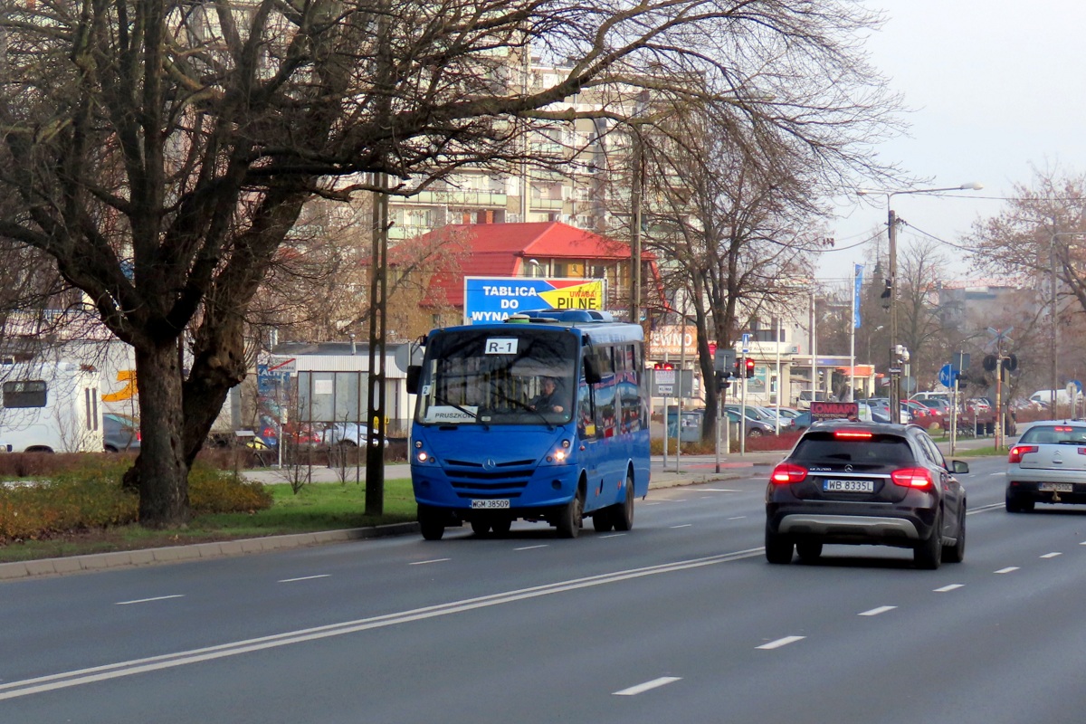 44404
Kapena wykonuje kurs linii numer R1 w relacji Warszawa P+R Al. Krakowska (9:02)-PruszkĂłw Os. Staszica (9:41). 
Od 1 stycznia b.r. w zamian za zlikwidowanÄ liniÄ L23 zmodyfikowano nieco trasÄ dotychczasowej linii R1 oraz uruchomiono liniÄ R2. SÄ one uruchamiane wyĹÄcznie na zlecenie UrzÄdu Gminy Raszyn zaĹ nowym przewoĹşnikiem tych linii zostaĹ grodziski PKS. W tym celu do obsĹugi tych linii wypoĹźyczono (z moĹźliwoĹciÄ wykupu) powyĹźszÄ KapenÄ ze Stalko oraz skierowano dwa ZAZ-y o numerach 70007 (42365) z L-ek lesznowolskich i 80421 z KM PruszkĂłw, a takĹźe rezerwowÄ SolinÄ z numerem 90109 (60272) z linii L29. 
