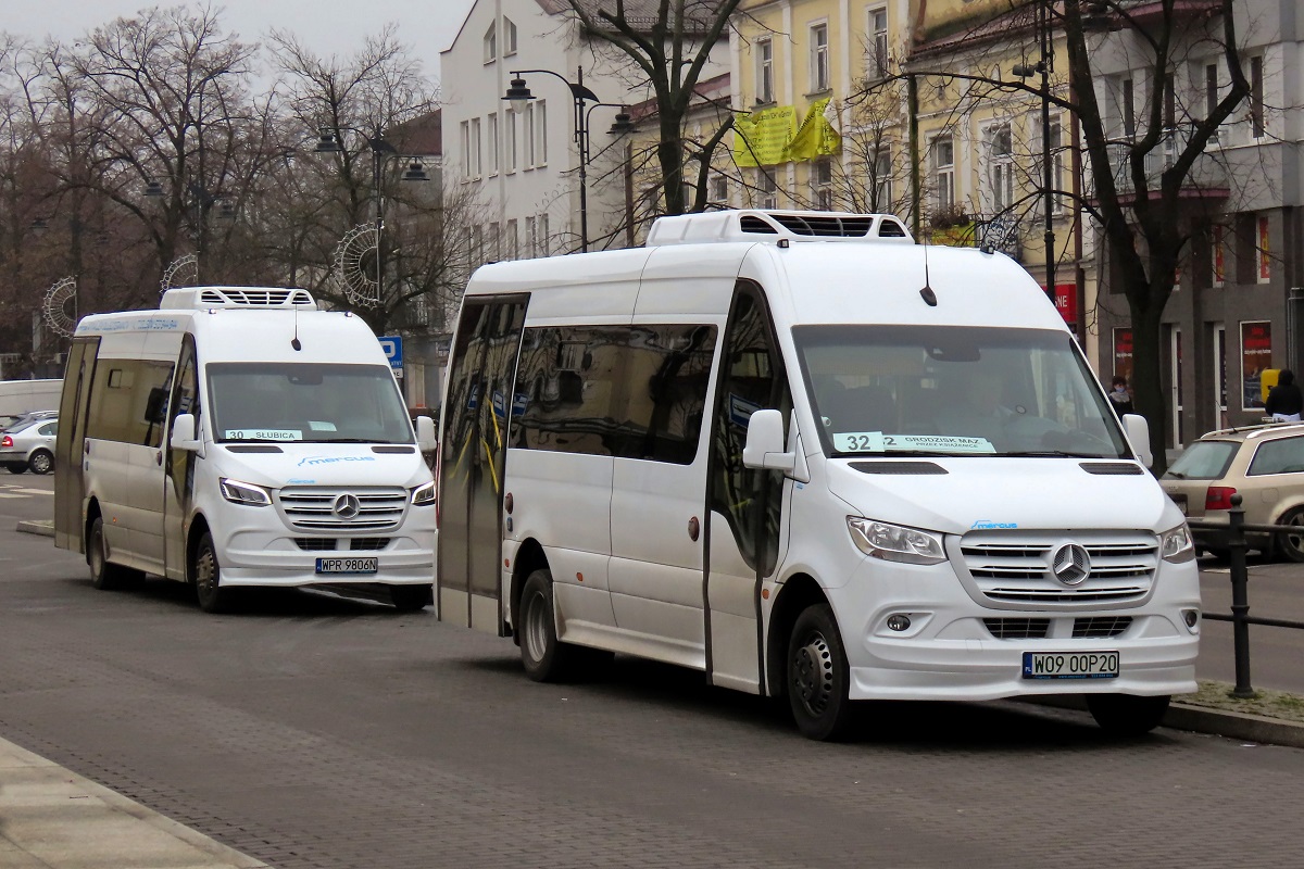 W09 00P20
TytuĹowy Sprinter stoi na pÄtli w trakcie przerwy pomiÄdzy kursami na linii numer 32 (Grodzisk-Adamowizna-ZarÄby-KsiÄĹźenice-Grodzisk) Za nim stoi Mercedes-Benz 516 CDI / Mercus MB Sprinter City #WPR 9806N po przyjeĹşdzie z zajezdni by wykonaÄ kurs linii numer 30 â Grodzisk Maz. Dw. PKP (13:35) - SĹubica WieĹ (14:27) - Grodzisk Maz. Dw. PKP (15:03).
