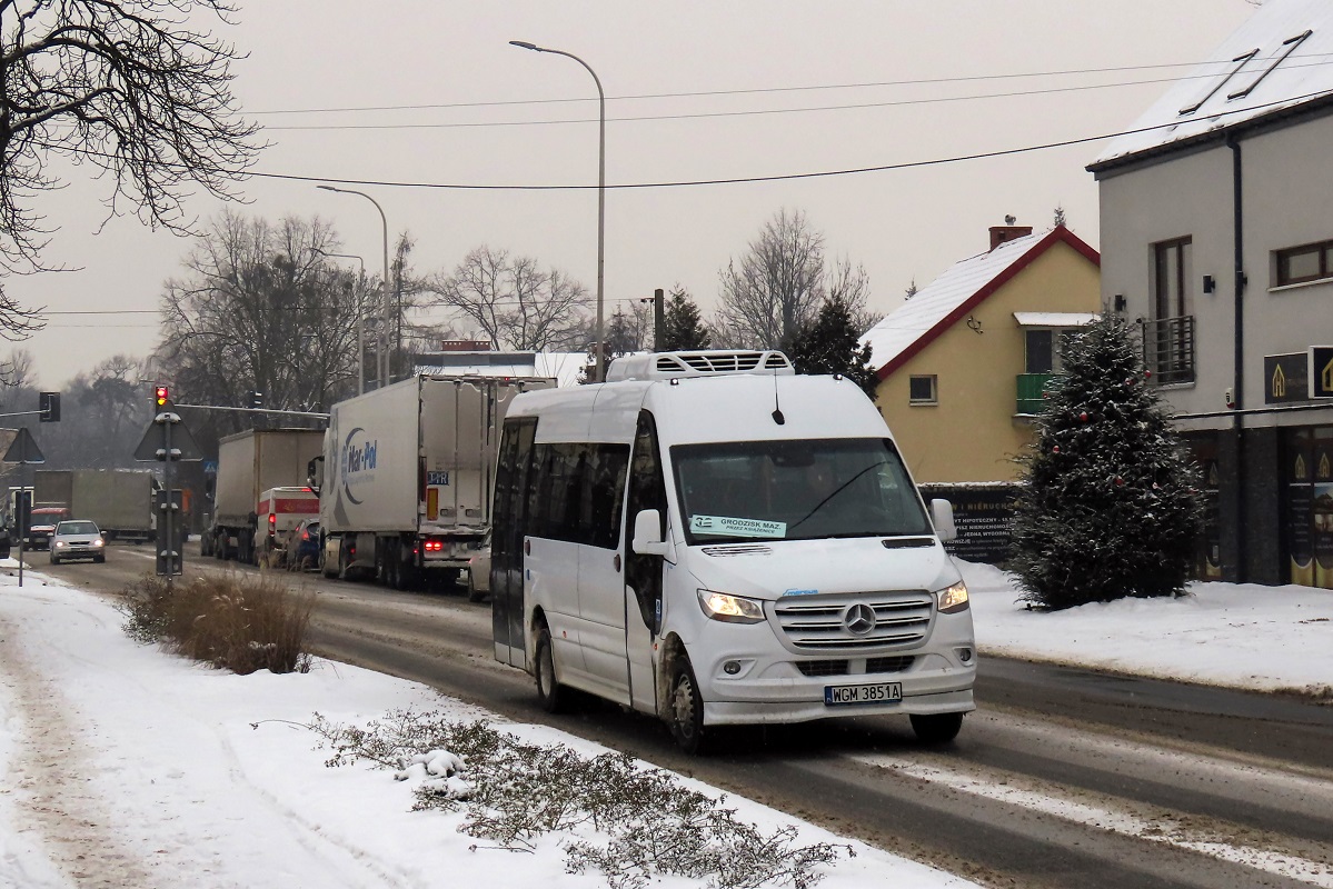 WGM 3851A
Sprinter jedzie jako kurs linii numer 32 â Grodzisk Maz. Dw. PKP (10:25)-KsiÄĹźenice Osiedle (10:39)-ZarÄby SĹowika (11:01)-Adamowizna SzkoĹa (11:31)-Grodzisk Maz. Dw. PKP (11:42). 
Słowa kluczowe: zima