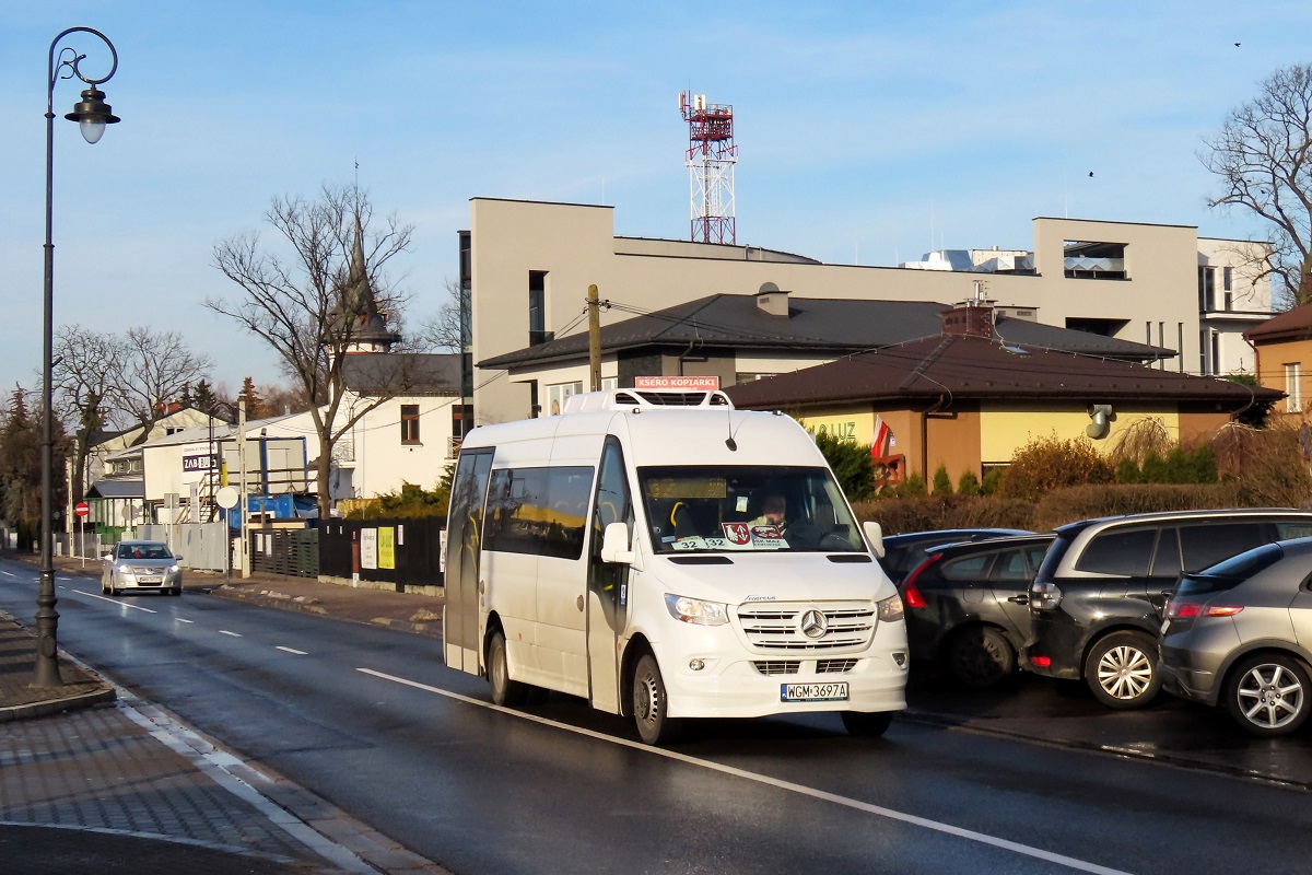 WGM 3697A
Sprinter jedzie jako kurs linii numer 32 â Grodzisk Maz. Dw. PKP (13:40)-KsiÄĹźenice Osiedle (13:54)-ZarÄby SĹowika (14:16)-Adamowizna SzkoĹa (14:46)-Grodzisk Maz. Dw. PKP (14:57). 
