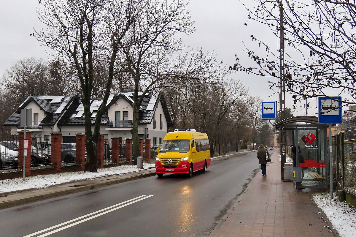 WGM 3697A
Sprinter jedzie jako kurs linii numer 32 â Grodzisk Maz. Dw. PKP (10:35)-Adamowizna SzkoĹa (10:45)-ZarÄby SĹowika (11:19)-KsiÄĹźenice Osiedle (11:42)-Grodzisk Maz. Dw. PKP (11:54). 
Słowa kluczowe: zima