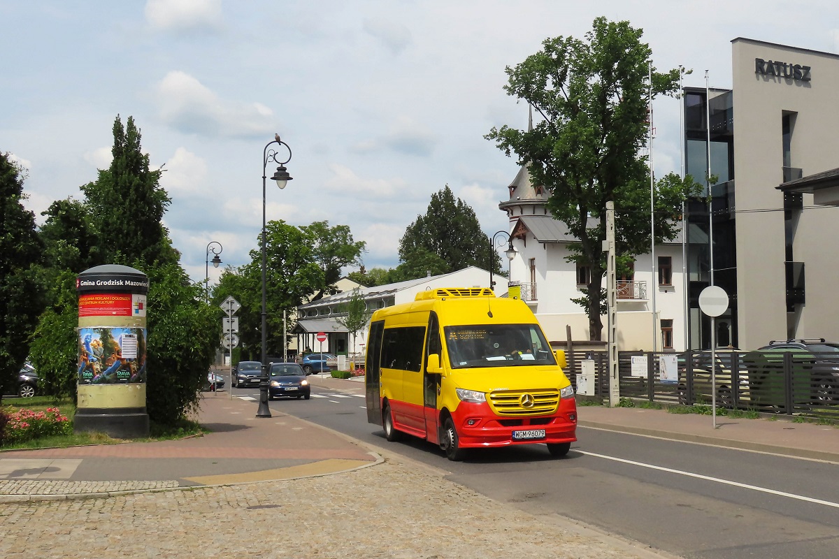 WGM 96079
Sprinter jedzie jako kurs linii numer A â MilanĂłwek Ĺťukowska (12:45)-Grodzisk Maz. Szpital (13:36). 
Od 1 lipca 2021 r., obsĹugÄ milanowskiej komunikacji miejskiej przejÄĹ nowy przewoĹşnik - firma "Sebus" z Warszawy. Do jej obsĹugi zadysponowano Sprintery City od Mercusa, ktĂłre dotychczas firma ta wykorzystywaĹa do obsĹugi komunikacji gminnej w Ĺťabiej Woli (linia 52).


