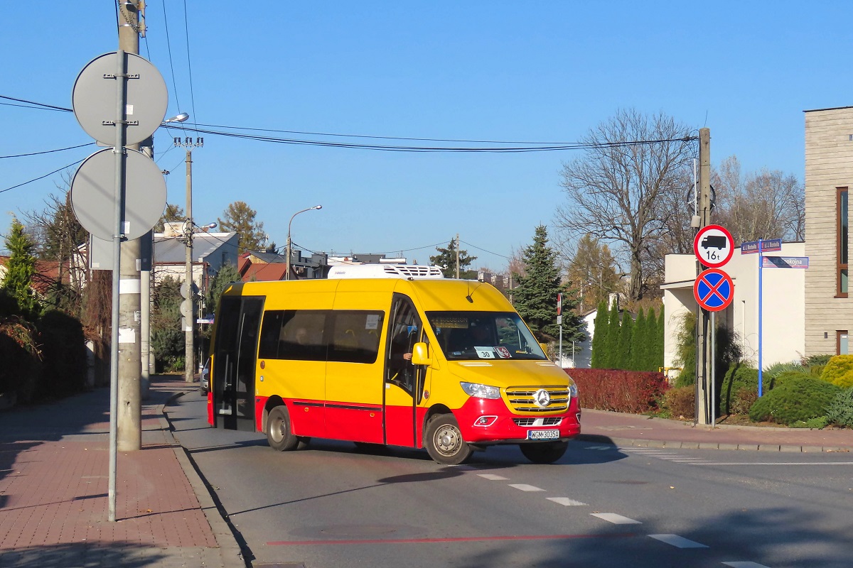 WGM 3035A
Sprinter jedzie jako kurs â3012â linii numer 30 â Grodzisk Maz. Dw. PKP (12:40)-SĹubica WieĹ (13:32)-Grodzisk Maz. Dw. PKP (14:08). 
WĂłz jechaĹ objazdem ul. MontwiĹĹa i SpokojnÄ z powodu wprowadzenia na rĂłwnolegĹej ul. RadoĹskiej ruchu jednokierunkowego przy cmentarzu. 
Słowa kluczowe: objazd