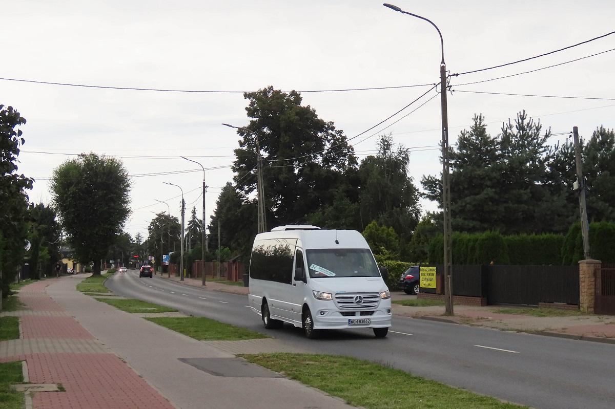 WGM 83862
Sprinter jedzie jako kurs â3253â linii numer 32 â Grodzisk Maz. Dw. PKP (15:40)-KsiÄĹźenice Osiedle (15:54)-ZarÄby SĹowika (16:16)-Adamowizna SzkoĹa (16:46)-Grodzisk Maz. Dw. PKP (16:57). 
PowyĹźszy wĂłz jest rezerwÄ PKS Tarnobrzeg na kontrakcie realizowanym dla Powiatu Grodziskiego. Nie speĹnia on jednak podstawowych wymagaĹ - jest caĹkowicie wysokopodĹogowy oraz nie posiada ĹźĂłĹto-czerwonych barw.

Słowa kluczowe: DziwadĹo