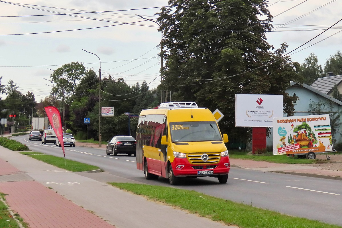 WGM 3852A
Sprinter jedzie jako kurs â3253â linii numer 32 â Grodzisk Maz. Dw. PKP (15:40)-KsiÄĹźenice Osiedle (15:54)-ZarÄby SĹowika (16:16)-Adamowizna SzkoĹa (16:46)-Grodzisk Maz. Dw. PKP (16:57). 
