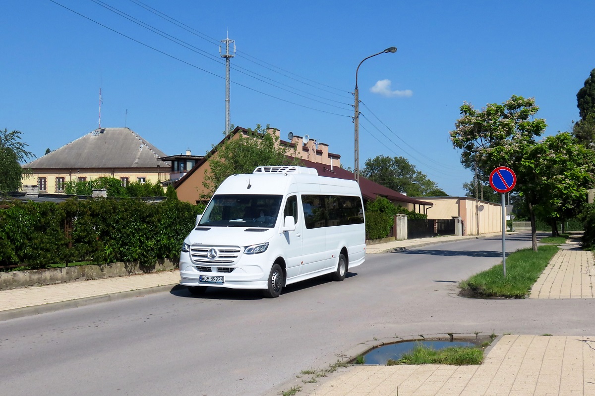 WGM 89924
Sprinter jedzie jako kurs linii numer 32 â Grodzisk Maz. Dw. PKP (10:15)-SiestrzeĹ WÄzeĹ (10:38)-ZarÄby SĹowika (10:55)-Radonie PÄtla (11:19)-Grodzisk Maz. Dw. PKP (11:32). Pozdrowienia dla Pani Kierowcy! 
W dniu 15 lipca 2020 r. w Grodzisku ruszyĹa komunikacja powiatowa. JednÄ ze zmian byĹo wejĹcie przewoĹşnika MiM Trans i zapewnione przez niego nowe autobusy od Mercusa dla obsĹugi linii 32. 
