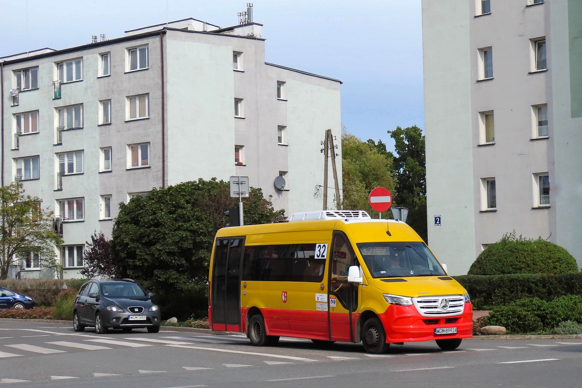 WGM 89924
Sprinter jedzie jako kurs linii numer 32 â Grodzisk Maz. Dw. PKP (13:15)-OjrzanĂłw SzkoĹa (13:56). 

