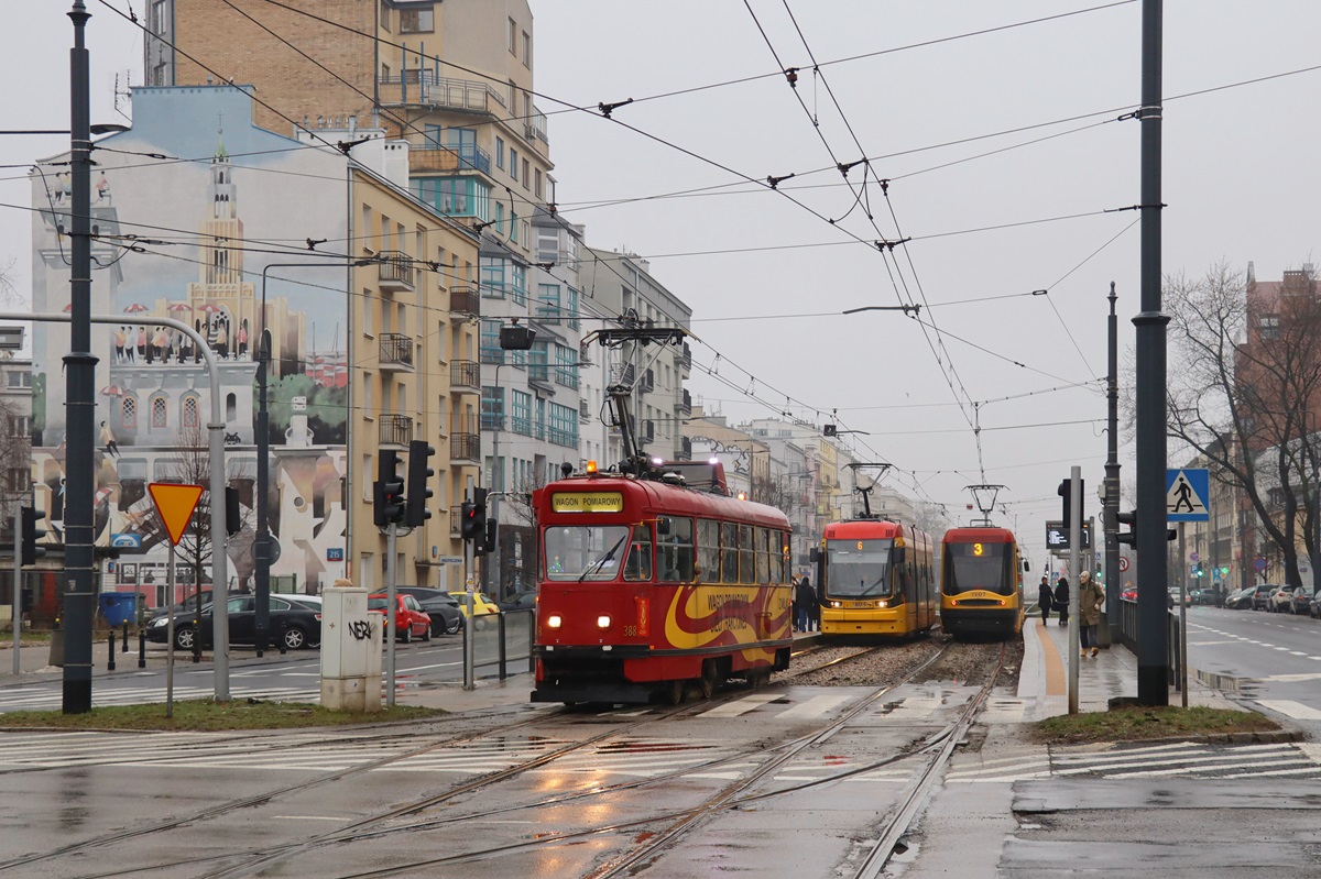 388
ParĂłwka jedzie przejazdem technicznym. Za niÄ na przystanku âWiatraczna 04â stoi 134N-3804 jako kurs linii numer 6: Metro MĹociny (8:09)-GocĹawek (9:03). Obok niego stoi 120Na-3207 jako kurs linii numer 3: GocĹawek (8:47)-Annopol (9:23). 
Słowa kluczowe: Konstal13N