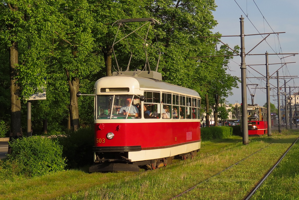 503
13N-503 i 105N-1000 jadÄ w paradzie zabytkowych tramwajĂłw, zorganizowanej z okazji Nocy MuzeĂłw. 
Pierwotnie w paradzie z serii 13N ma wziÄÄ udziaĹ wagon z numerem 795, ostatecznie wyjechaĹ o wiele rzadziej spotykany w ruchu tytuĹowy wagon. 
Słowa kluczowe: Parada