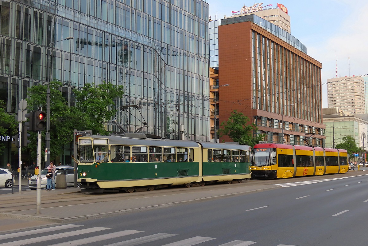 5
StodwĂłjka stoi na przystanku âMetro ĹwiÄtokrzyska 06â jako kurs linii numer 36 â Plac Narutowicza (19:10)-Marymont Potok (19:42). Za niÄ stoi 120Na-3186 jako kurs linii numer 15 â P+R Al. Krakowska (18:57)-Marymont Potok (19:46). 
