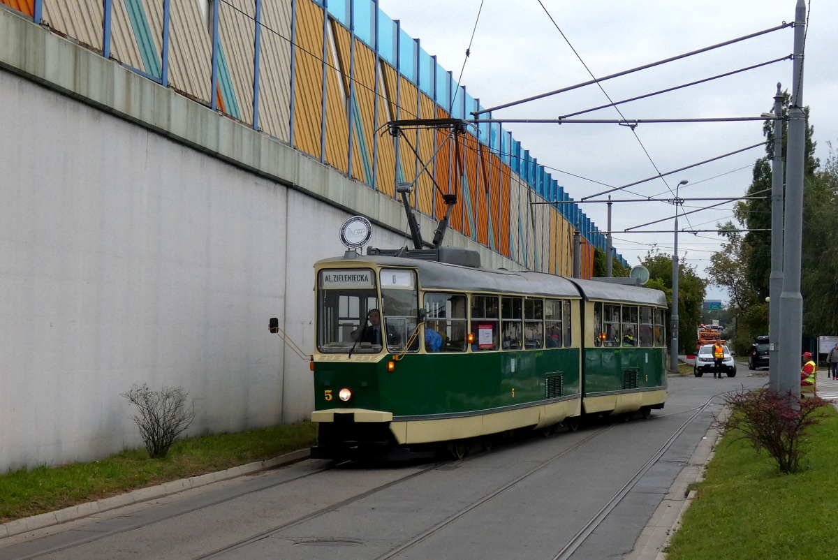 5
StodwĂłjka wykonuje zjazdowy kurs linii specjalnej D, uruchomionej z okazji Dni Transportu Publicznego 2019 w relacji TW ZETiT (16:32)-Zajezdnia Ĺťoliborz (17:40). 
Słowa kluczowe: DTP2019