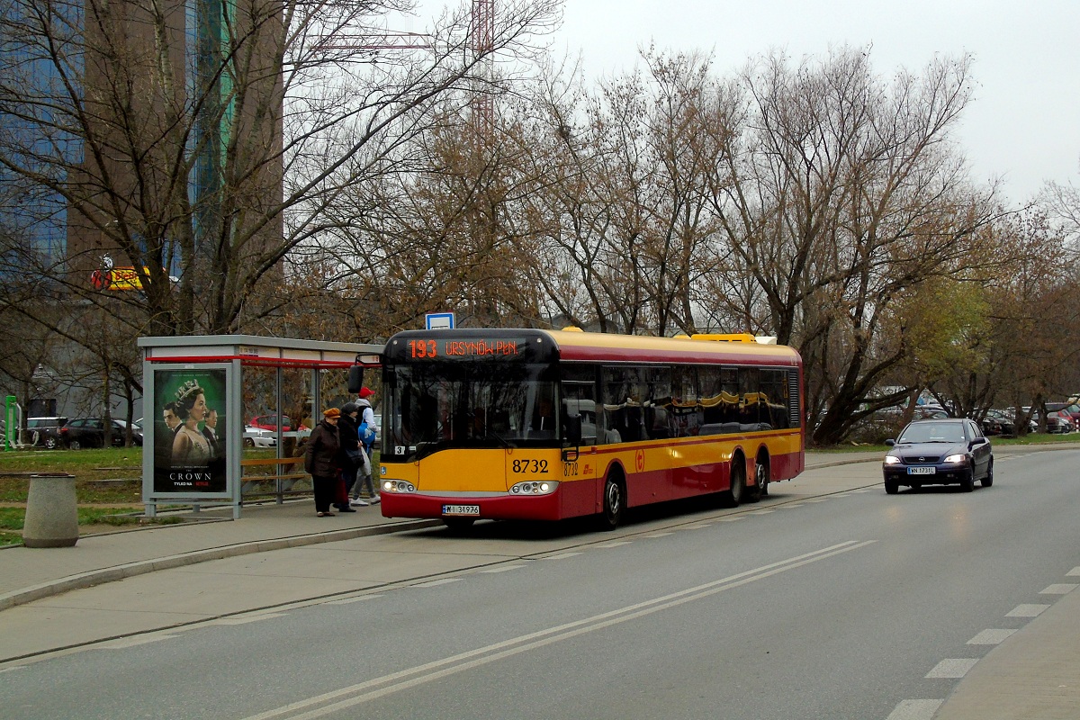 8732
Solaris stoi na przystanku "Bokserska 05" jako kurs linii numer 193 w relacji Bokserska (10:45)-UrsynĂłw PĂłĹnocny (11:13). 
Jest to juĹź ostatnia bÄdÄca w ruchu Deska w starym schemacie malowania. 


Słowa kluczowe: SU15