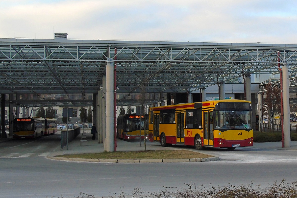 766
Jelcz jedzie jako kurs linii numer 150 - Warszawa Metro MĹociny (14:30)-DziekanĂłw LeĹny (15:00). Za nim stoi Solaris Urbino 12 #750 w trakcie przerwy pomiÄdzy kursami na linii numer 750. Po lewej z kolei widoczne sÄ Deskorolki o numerach 8004 i 8773 w trakcie przerwy pomiÄdzy kursami na linii numer 184. 
Słowa kluczowe: M121M