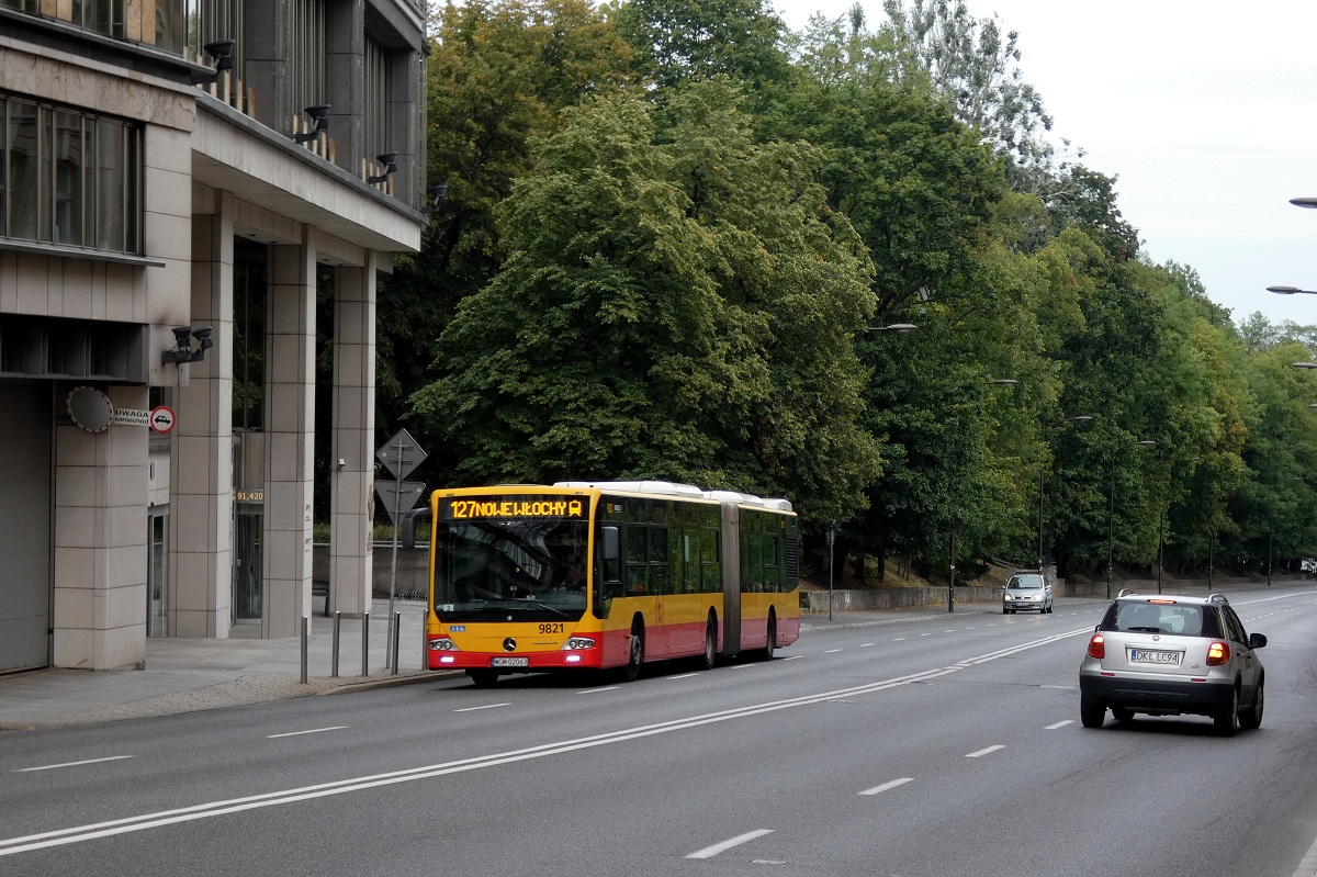 9821
Mercedes jedzie w obsĹudze kursu linii 127 w relacji Mariensztat (16:04)-Nowe WĹochy (16:45). 
