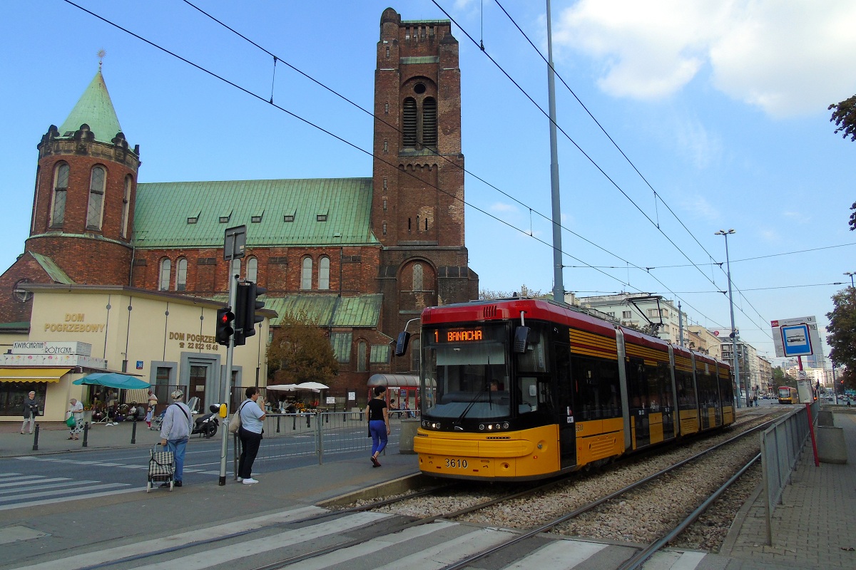 3610
Jazz stoi na przystanku Plac Narutowicza w obsĹudze kursu linii numer 1 w relacji Budowlana-Banacha. W tle widoczny jest KoĹciĂłĹ Ĺw. Jakuba ApostoĹa. 
Słowa kluczowe: Architektura