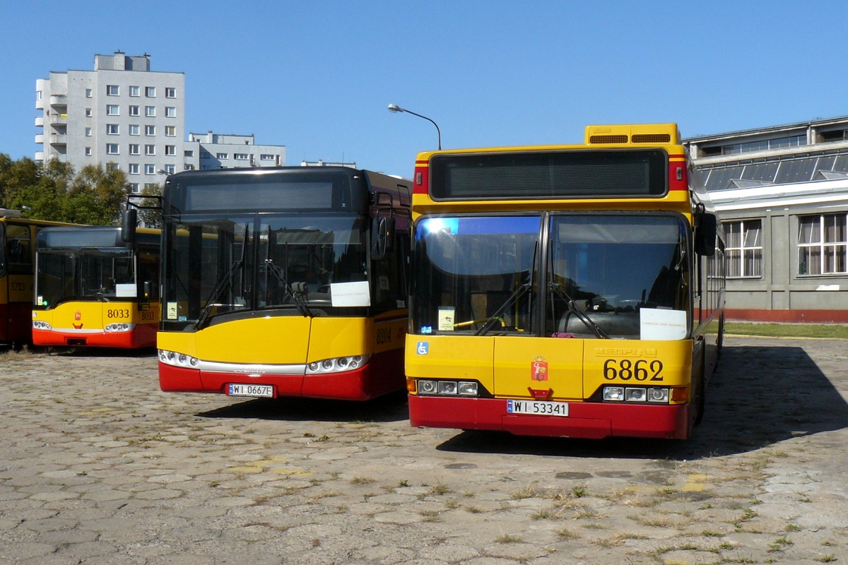 6862
Neoplan stoi na terenie zakĹadĂłw remontowych MZA. Obok widoczny Solaris Urbino 18 #8204 i Solaris Urbino 15 #8033. 
Słowa kluczowe: DTP2011 SU15 N4020