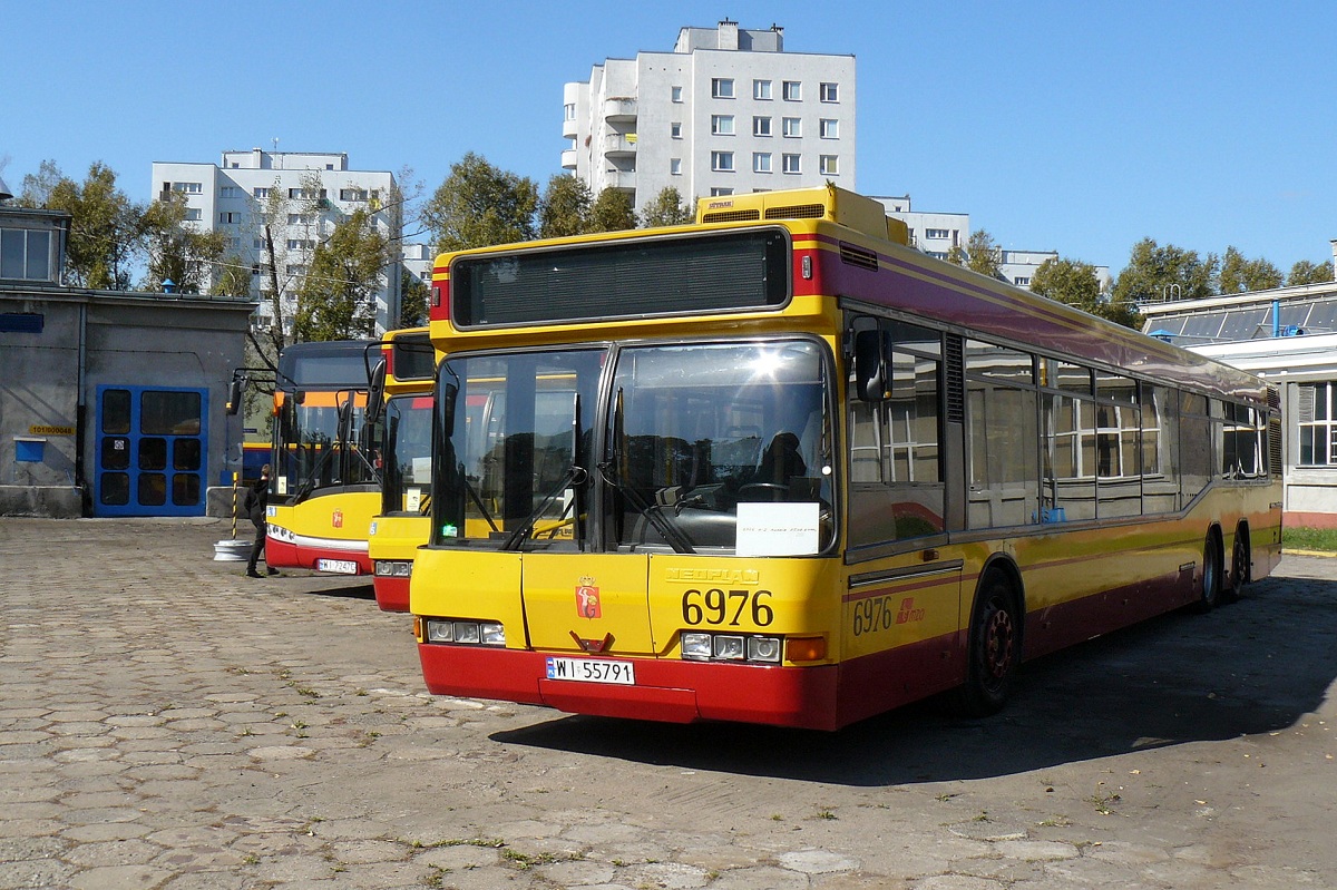 6976
Neoplan stoi na terenie zakĹadĂłw remontowych MZA. Obok widoczny Neoplan N4020td #6871 i Solaris Urbino 18 #8403. 
Słowa kluczowe: DTP2011 N4020