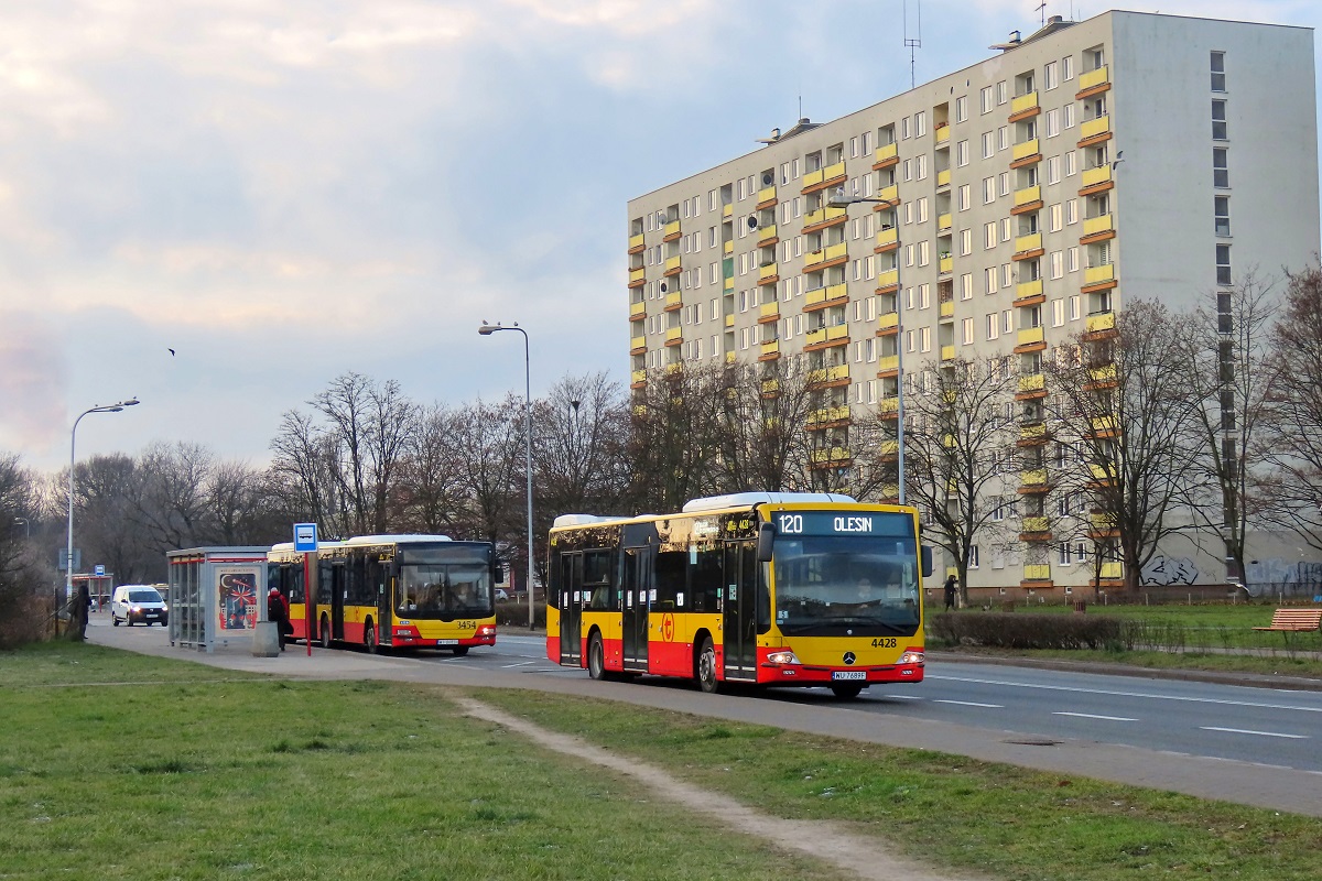 4428
Mercedes jedzie jako kurs linii numer 120 â Dw. Wschodni-Kijowska (8:53)-Olesin (9:46). Za nim na przystanku âĹťuromiĹska 02â stoi MAN NG363 Lionâs City G #3454 jako kurs linii numer 527 â Metro TargĂłwek Mieszkaniowy (9:10)-Grodzisk (9:34). 

