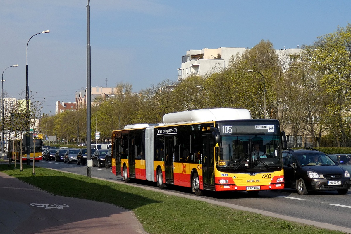7203 
MAN jedzie w obsĹudze kursu linii numer 105 w relacji Os. GĂłrczewska (8:35)-Rondo DaszyĹskiego (9:05). Za nim w tle podÄĹźa Solaris Urbino 18 #A717 jadÄcy w obsĹudze opĂłĹşnionego o ok. 20 minut kursu linii numer 136 w relacji Cynamonowa (7:48)-MĹynĂłw (8:54). 
