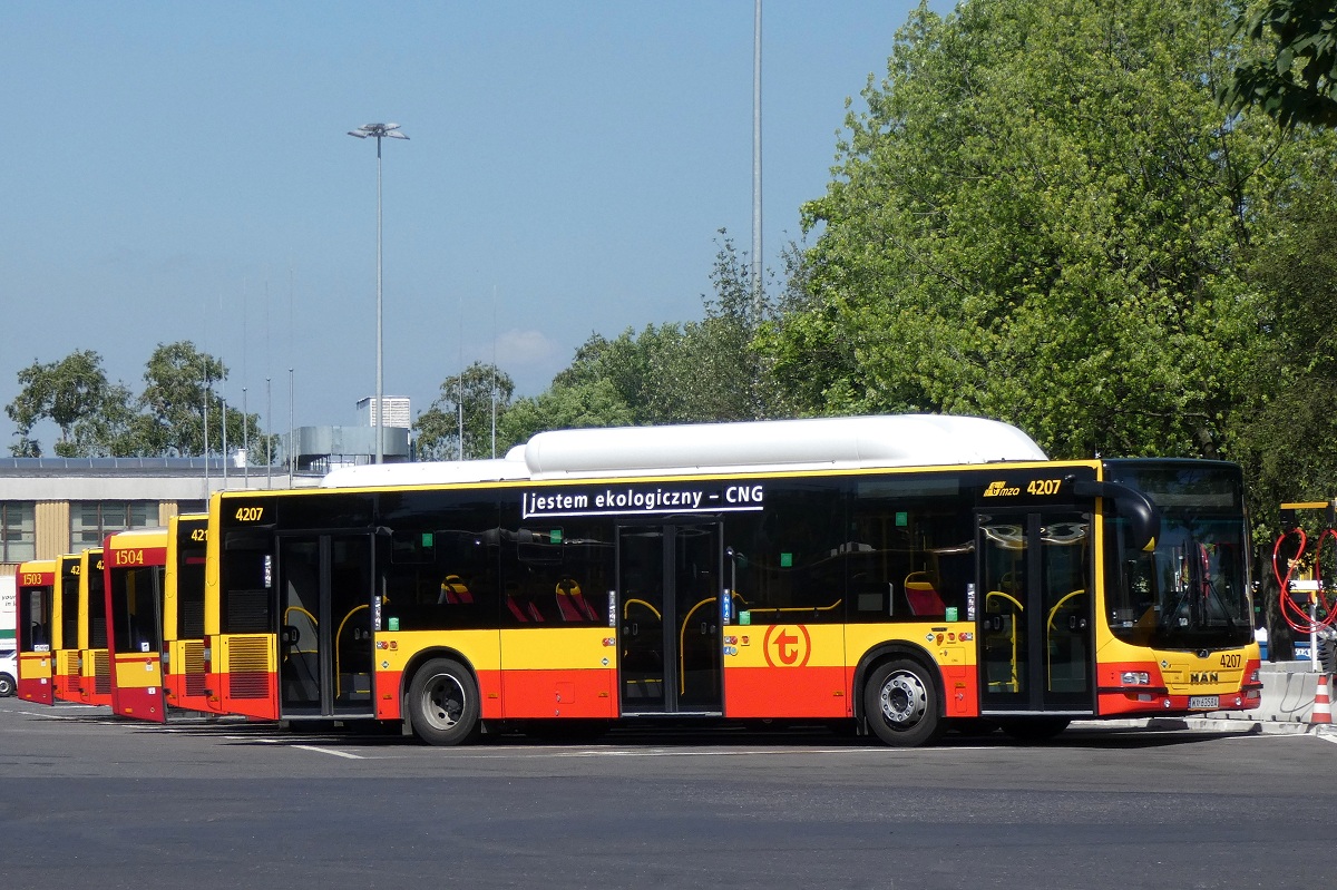 4207
MAN oczekuje na zatrudnienie stojÄc na terenie zajezdni. 
