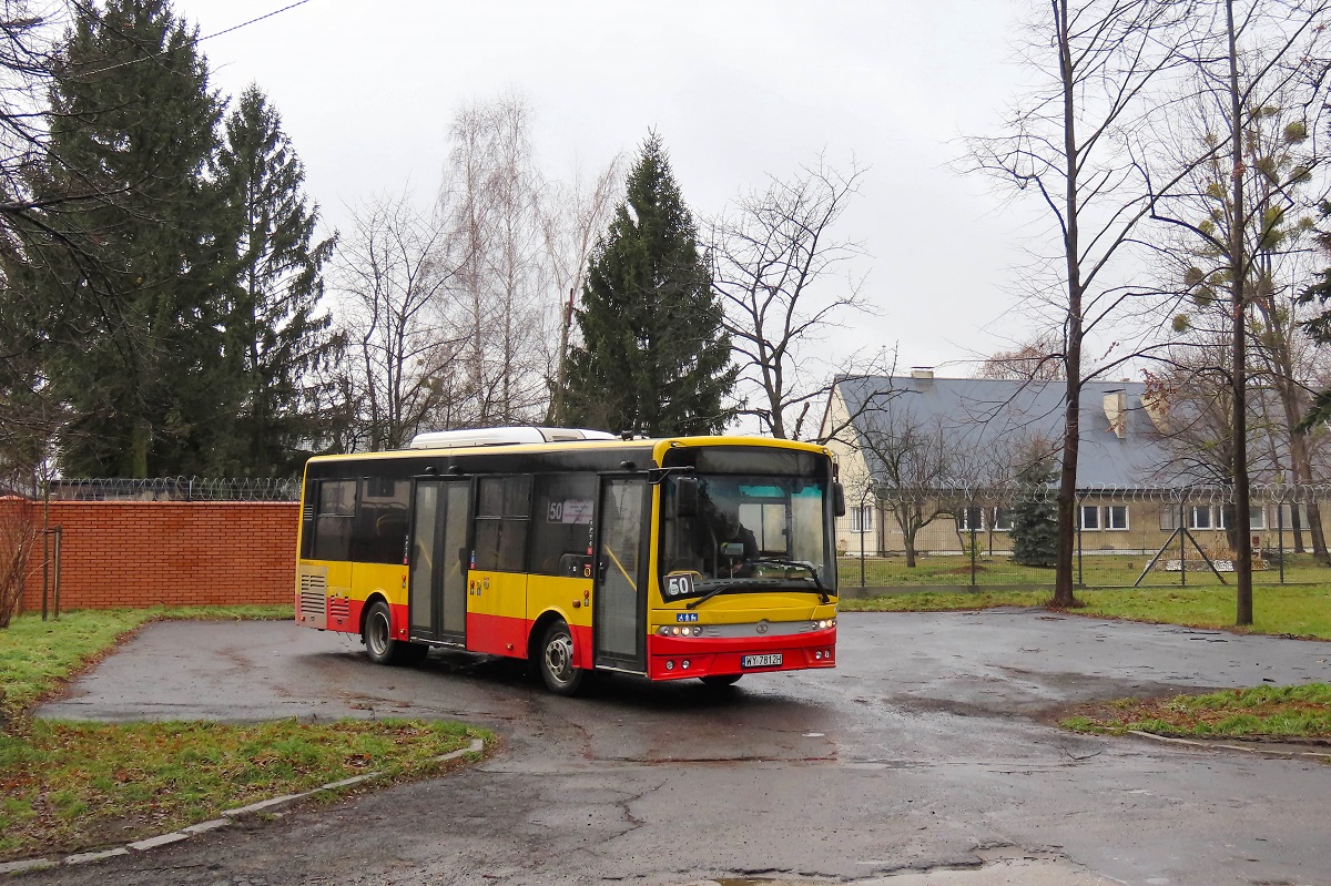 413 [ex. A272]
SanCity stoi na parkingu w trakcie przerwy pomiÄdzy wykonywaniem kursĂłw na linii nr 50 (Grodzisk Maz. Dw. PKP-KsiÄĹźenice Marylskiego Agri-Rol). Pozdrowienia dla Kierowcy!
Sebus do obsĹugi linii w Grodzisku nabyĹ 2 SanCity dawniej naleĹźÄce do EEC i jeĹźdĹźÄce w Warszawie. 
