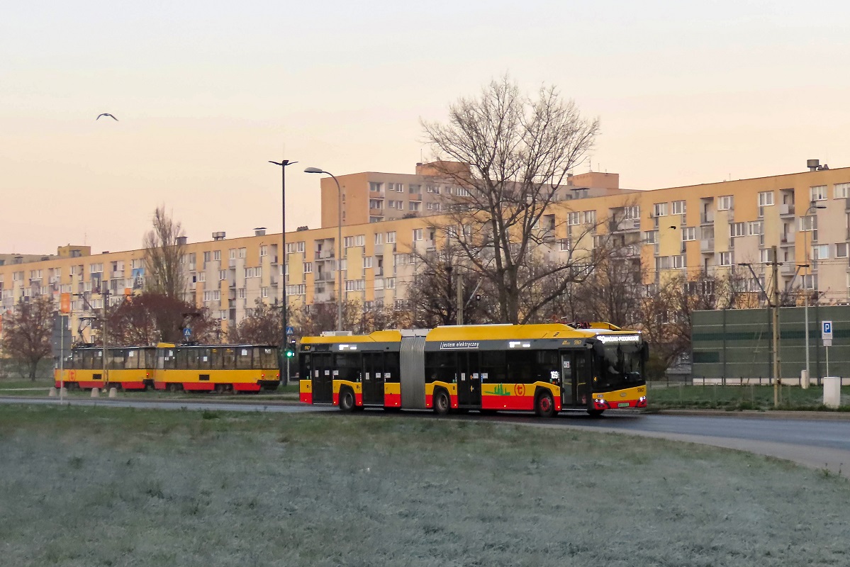 5967
Solaris jedzie jako kurs linii numer 169 â Dw. Wschodni-Kijowska (7:26)-BrĂłdno Podgrodzie (7:56). W tle widoczne sÄ 105Na-1302+1301 jadÄce na przystanek poczÄtkowy gdzie zacznÄ kurs linii numer 28 â Dw. Wschodni-Kijowska (7:33)-Piaski (8:04).
