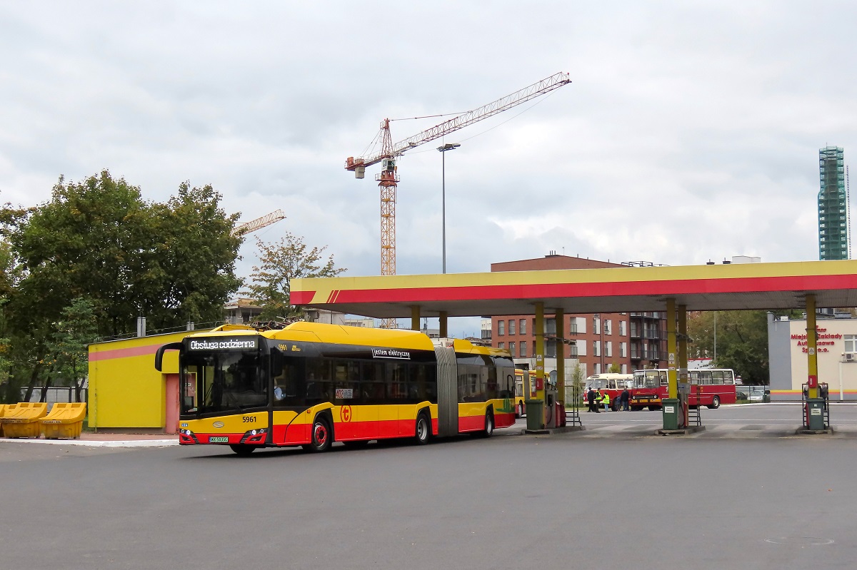 5961
Solaris podczas jazdy specjalnej po trasie obsĹugi codziennej w zajezdni z okazji Dni Transportu Publicznego 2022. W tle widoczne sÄ MAN NG313 #3322, Jelcz 272 MEX #1983 i Ikarus 260.04 #289 w trakcie przerwy pomiÄdzy wykonywaniem kursĂłw na specjalnej linii 30BIS (Zajezdnia Stalowa-Plac Hallera).
Słowa kluczowe: DTP2022