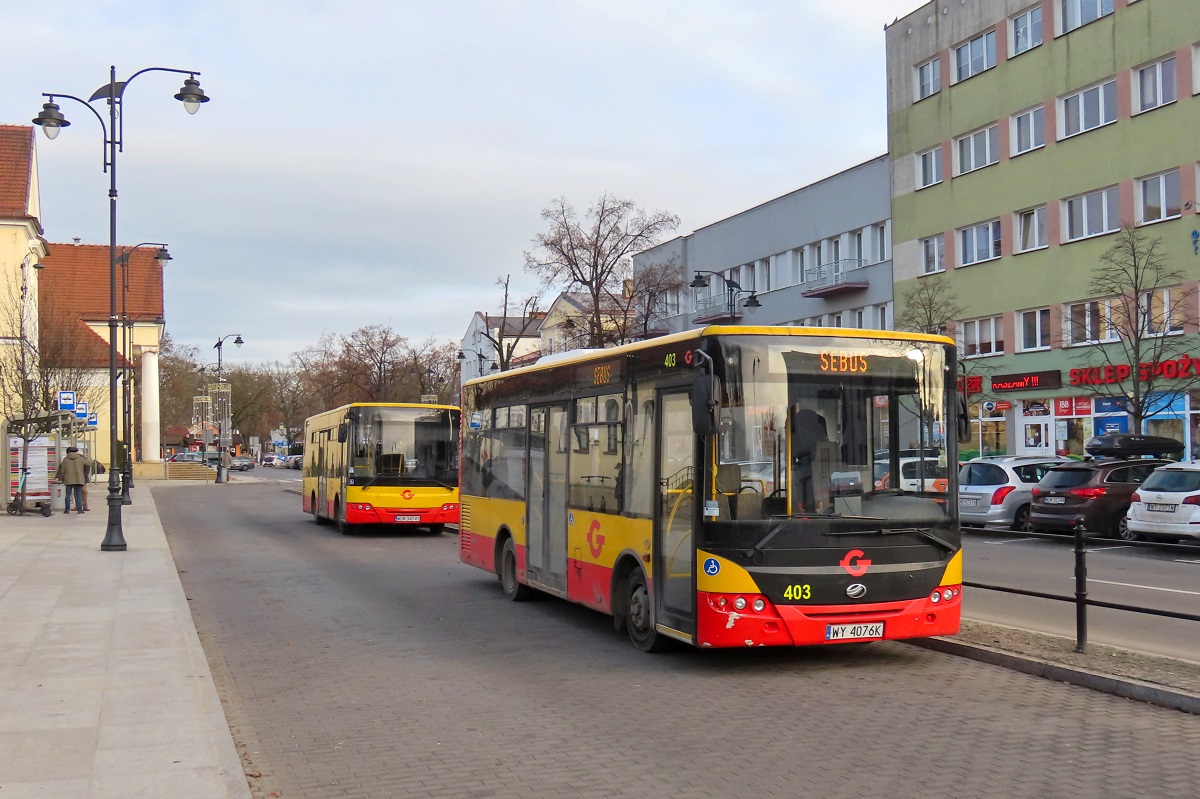 403
TytuĹowy ZAZ stoi na pÄtli przy dworcu PKP w oczekiwaniu na wykonanie kursu â305â linii numer 31 â Grodzisk Maz. Dw. PKP (14:00)-Petrykozy Trakt KrĂłlewski (14:55). Za nim stoi ZAZ A10C3A #22029 w oczekiwaniu na wykonanie kursu â307â linii numer 24 â Grodzisk Maz. Dw. PKP (13:10)-BaranĂłw SzkoĹa (14:00). ByĹ to ostatni dzieĹ jazd Sebusa w sieci GPA. ObsĹugÄ dotychczasowych linii tego przewoĹşnika (31, 51 i 53) od 1 stycznia 2023 r. przejÄĹ PKS Tarnobrzeg.
