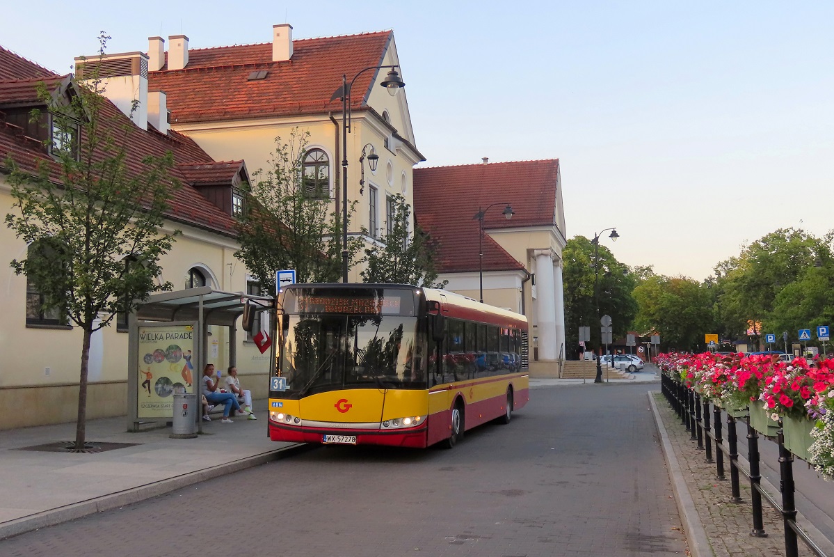 WX 57278 [ex. 1820]
Solaris stoi na pÄtli przy dworcu PKP po wykonaniu kursu â408â linii numer 31 â Petrykozy Trakt KrĂłlewski (19:25)-Grodzisk Maz. Dw. PKP (20:29). Pozdrowienia dla Kierowcy! 
