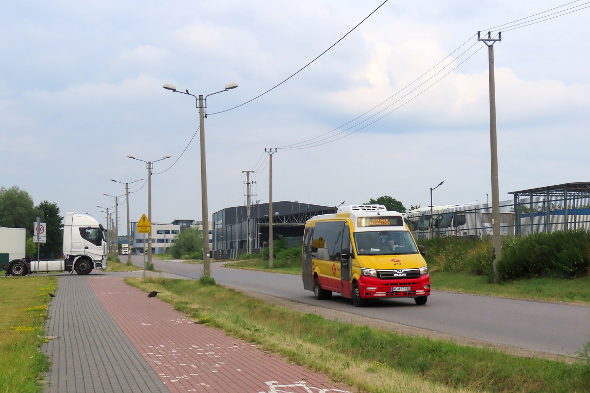 215
MAN jedzie przejazdem technicznym w stronÄ centrum miasta.
