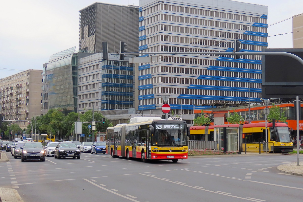 7814
Autosan jedzie jako kurs linii numer 525: MiÄdzylesie (13:03)-Dw. Centralny (13:46). Obok widoczny jest 120Na DUO-3505 jadÄcy jako kurs linii numer 4: WyĹcigi (13:11)-Rondo Ĺťaba (14:06). 
