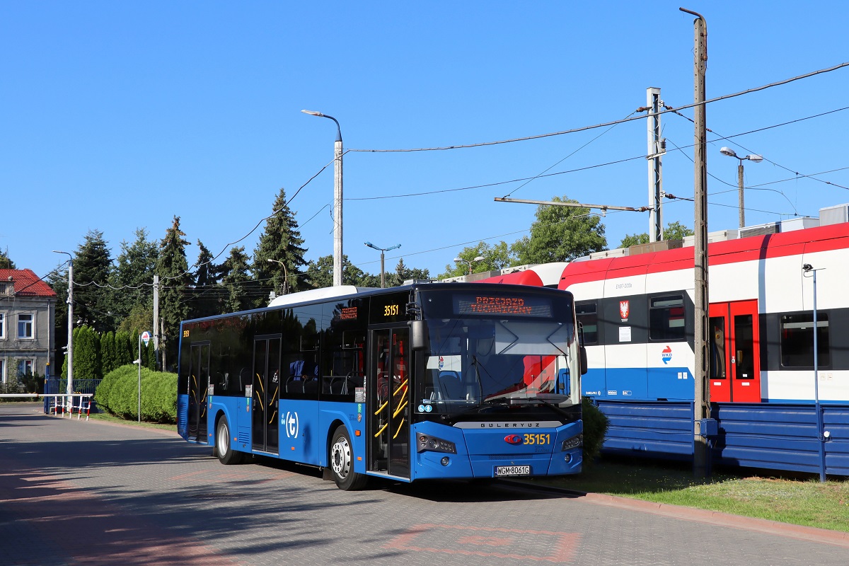 22092 (35151)
Gulasz w oczekiwaniu na ustawienie siÄ przed budynkiem biurowym gdzie zostanie udostÄpniony dla zwiedzajÄcych z okazji Dnia Otwartego w WKD.
