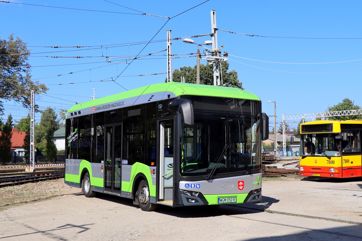 23072
Solaris udostÄpniony dla zwiedzajÄcych z okazji Dnia Otwartego w WKD stoi przed IzbÄ Tradycji EKD/WKD. Obok widoczny jest Jelcz M181M #7891 w podobnej roli.
