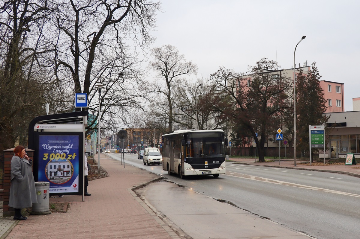 80408 
ZAZ mija przystanek âGrodzisk Maz. Sienkiewicza 02â jadÄc przejazdem technicznym w stronÄ Pruszkowa. 
