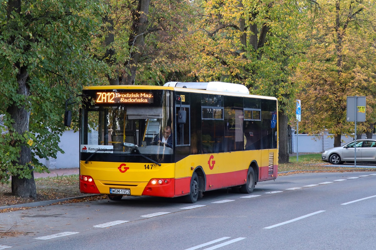 60005 (147)
ZAZ stoi na pętli przystanku „Grodzisk Maz. Radońska WKD 02” w oczekiwaniu na wykonanie kursu linii ZKA WKD ZA1 w relacji Grodzisk Mazowiecki Radońska-Podkowa Leśna Główna. Pozdrowienia dla Kierowcy! 
Komunikacja zastępcza za pociągi WKD została uruchomiona w związku z powaleniem się drzewa na przystanku Podkowa Leśna Zachodnia i przez to całkowitym wstrzymaniem ruchu pociągów na liniach z Podkowy do Grodziska i do Milanówka. Powyższy ZAZ zastępował pociągi na linii do Grodziska, na linii do Milanówka za pociągi jeździł ZAZ A08 #20160.
Słowa kluczowe: ZaWKD Jesień