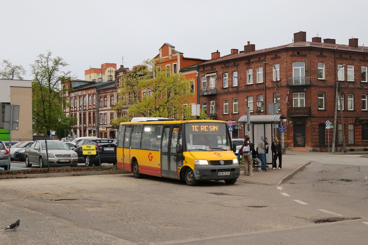 50009 (144)
ProCity w oczekiwaniu na wykonanie kursu 2834 linii podmiejskiej: ĹťyrardĂłw PKP (6:55)-Teresin Gaj (7:38).
