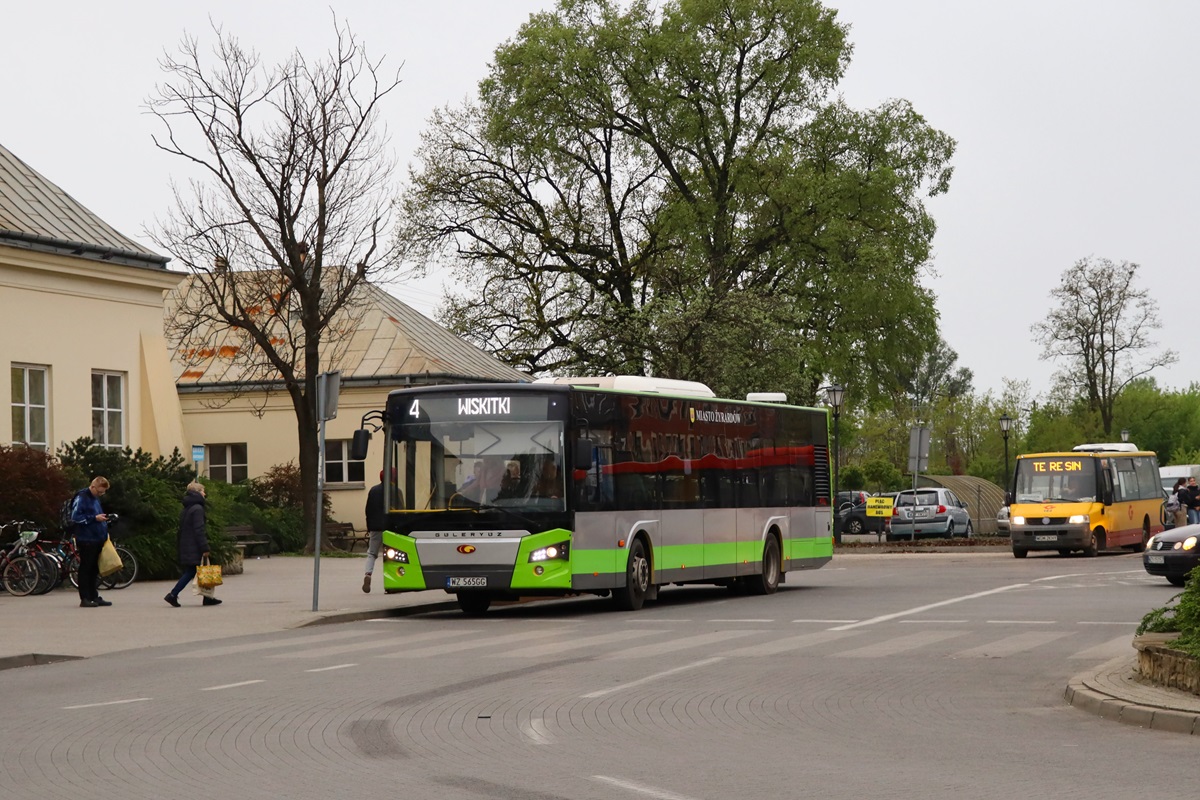 23037
Gulasz stoi na przystanku âĹťyrardĂłw PKP 02â jako kurs 4661 linii numer 4: ĹťyrardĂłw SpĂłĹdzielcza (6:40)-Wiskitki Plac WolnoĹci (7:11). W tle widoczny jest VDL Berkhof ProCity #50009 (144) w oczekiwaniu na wykonanie kursu 2834 linii podmiejskiej: ĹťyrardĂłw PKP (6:55)-Teresin Gaj (7:38).
