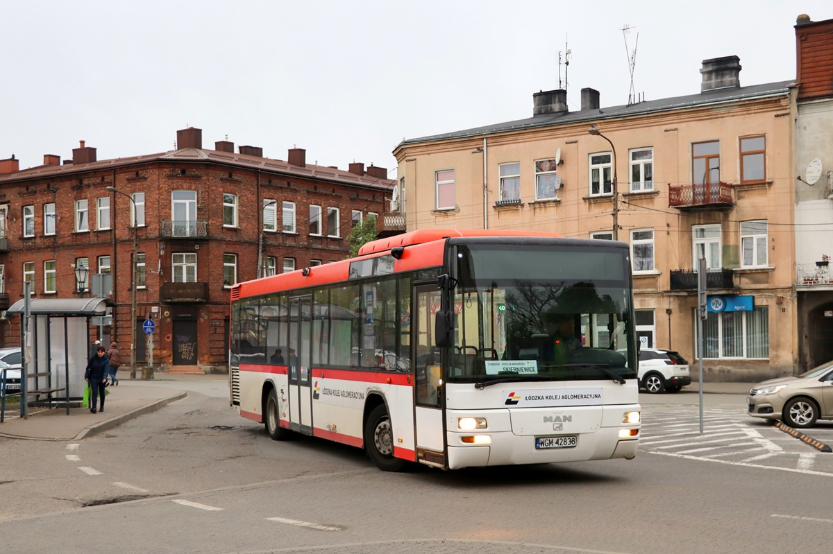 80793
MAN stoi na przystanku âĹťyrardĂłw PKP 01â jako kurs linii podmiejskiej: ĹťyrardĂłw PKP (6:50)-Skierniewice Dw. PKP (7:39).

