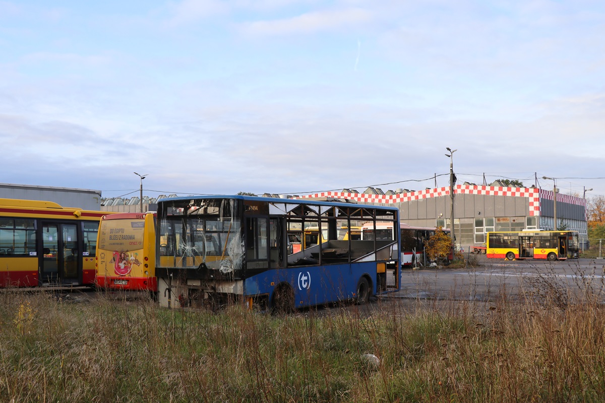 60025 (42494)
ZAZ jako dawca czÄĹci stoi na tyĹach zajezdni. Obok niego stoi VDL Berkhof ProCity #50013 (104), a w tle rĂłwnieĹź jako dawca czÄĹci ZAZ A10C34 #60015 (150). 

