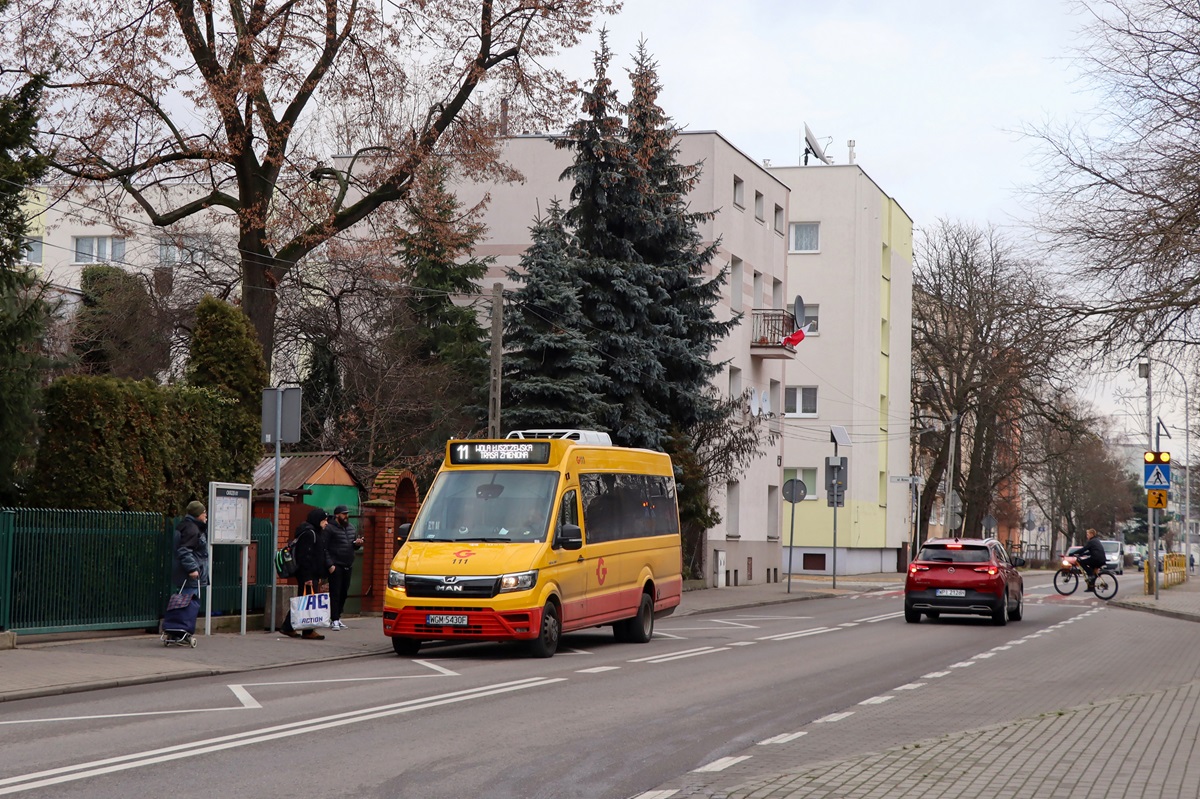 111 (21075)
MAN zatrzymuje się na przystanku „Błonie Okrzei 01” jako kurs linii numer 11: Błonie PKP (12:10)-Wola Łuszczewska (12:36).
