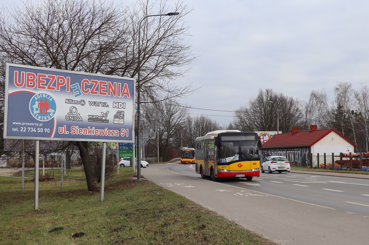 605 (24038)
Solaris jedzie jako kurs linii numer 25: Grodzisk Maz. Dw. PKP (12:35)-BoĹźa Wola SzkoĹa (13:31). W tle widoczny jest ZAZ A10C3A #129 (80422) jadÄcy jako kurs linii numer 24: Grodzisk Maz. Dw. PKP (12:40)-Izdebno KoĹcielne PÄtla (13:09). 
