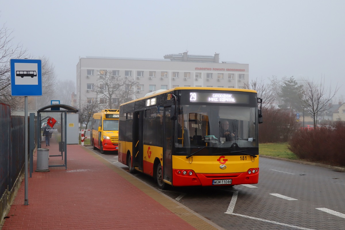 181 (70008)
ZAZ stoi na pÄtli przystanku âGrodzisk Maz. Szpital 01â w oczekiwaniu na wykonanie kursu linii numer 29: Grodzisk Maz. Szpital (9:45)-P+R Nadarzyn (10:40). Pozdrowienia dla Kierowcy! 
Za nim stoi Mercedes-Benz 517 CDI / Mercus MB Sprinter City #704 w oczekiwaniu na wykonanie kursu linii numer 16: Grodzisk Maz. Szpital (9:55)-MilanĂłwek Zachodnia (10:47).
