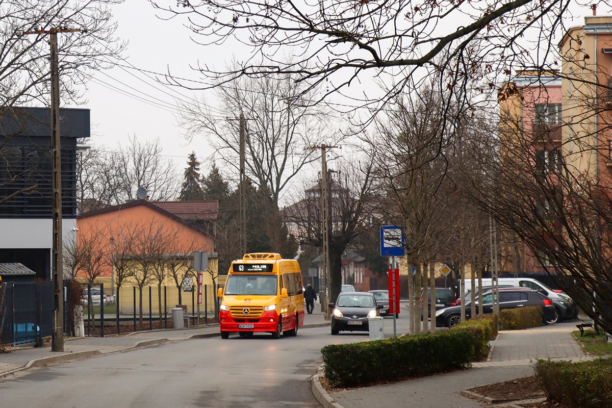 274
Sprinter stoi na przystanku âGrodzisk Maz. WĂłlczyĹska 02â jako kurs linii numer 63: Grodzisk Maz. Dw. PKP (12:30)-Warszawa P+R Al. Krakowska (13:44). 
