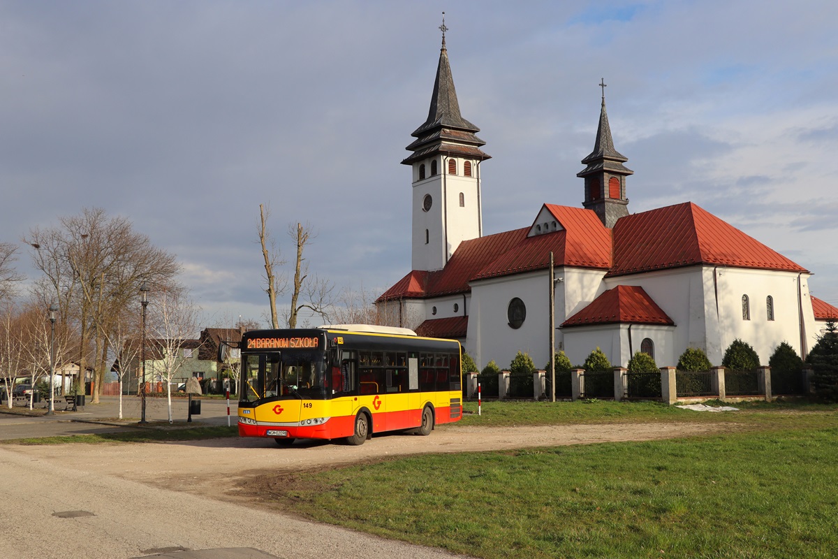 149 (24017)
Solaris stoi na klepisku przed koĹcioĹem w oczekiwaniu na przejazd na przystanek âBaranĂłw SzkoĹa 01â gdzie rozpocznie obsĹugÄ kursu linii numer 24: BaranĂłw SzkoĹa (16:45)-Grodzisk Maz. Dw. PKP (17:23). 

