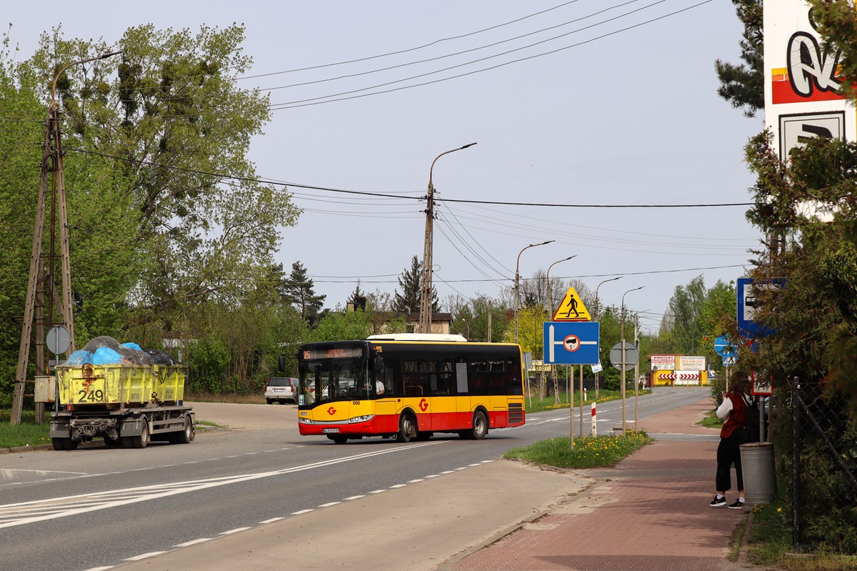 066 (24021)
Solaris jedzie przejazdem technicznym do grodziskiej zajezdni PKS Grodzisk. Pozdrowienia dla Kierowcy! 
