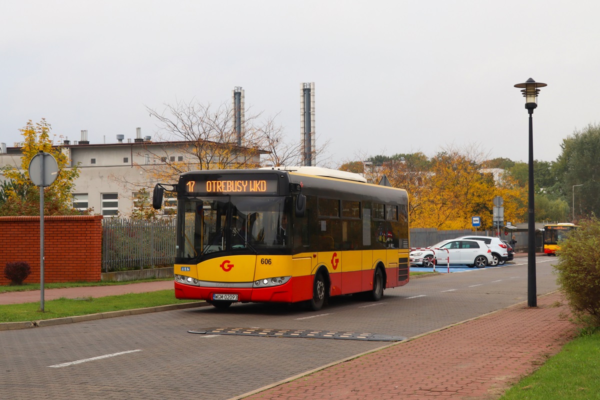 606 (24046)
Solaris jedzie jako kurs linii numer 17: Grodzisk Maz. Szpital (16:05)-OtrÄbusy WKD (17:09). Pozdrowienia dla Kierowcy! 
W tle na przystanku âGrodzisk Maz. Szpital 01â widoczny jest ZAZ A10C3A #188 (22029) w oczekiwaniu na wykonanie kursu linii numer 13: Grodzisk Maz. Szpital (16:10)-BĹonie Centrum Sportu (17:04).
Słowa kluczowe: JesieĹ