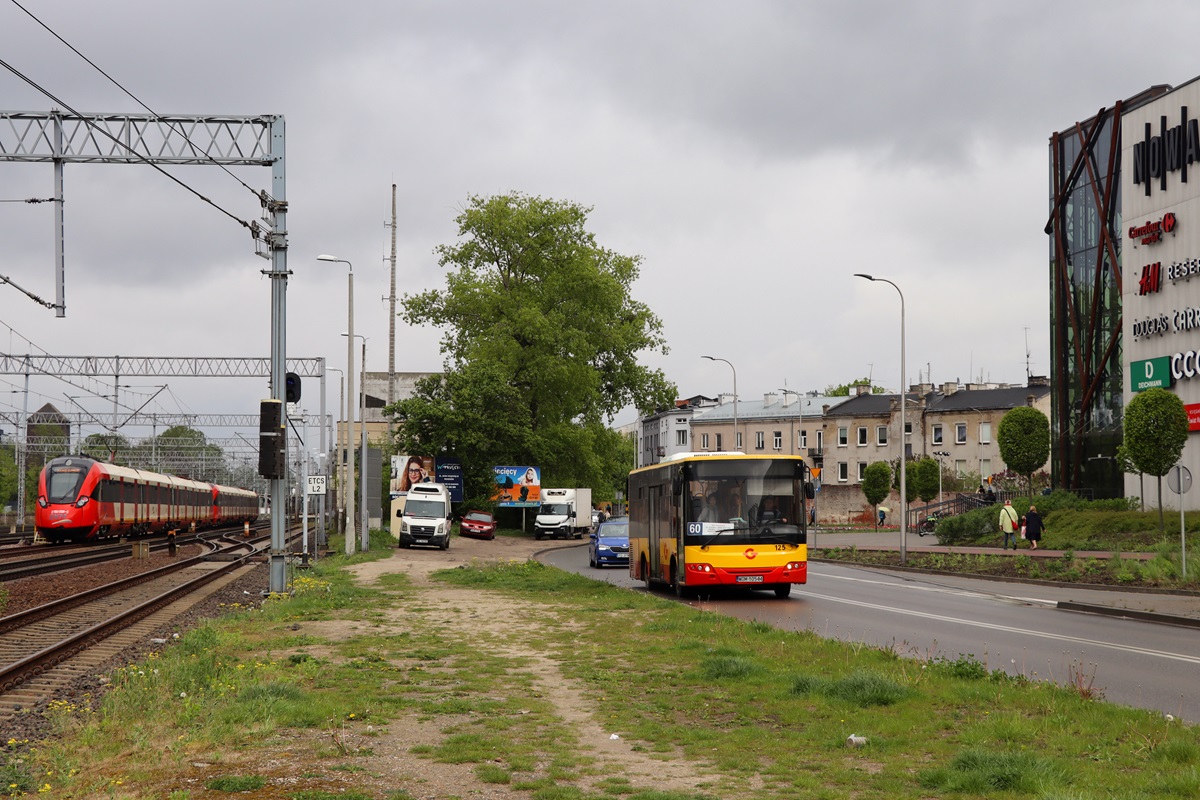 125 (70007)
ZAZ jedzie jako kurs linii numer 60: PKP PruszkĂłw (13:50)-WalendĂłw (14:36). Obok stojÄ w torach postojowych 19WE-002+001. 
